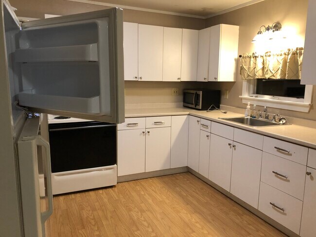 Kitchen - 56 Thomas Point Rd