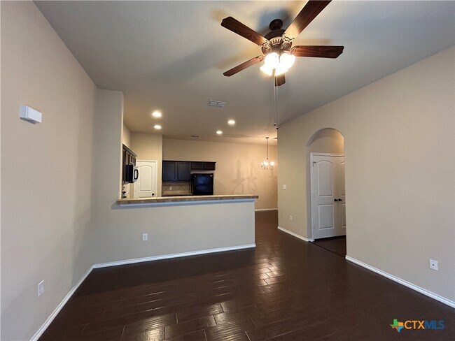 Foto del edificio - 697 Creekside Cir