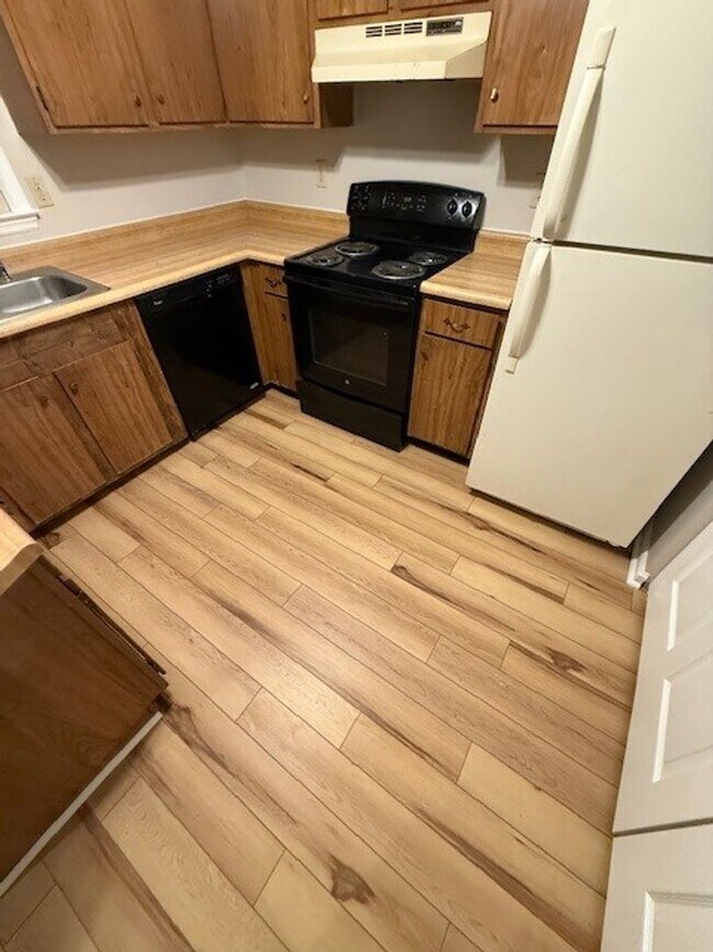 Foto del edificio - Lovely 3 BR House in South Lexington! New Paint & Flooring! Fenced Backyard, Off-Street Parking