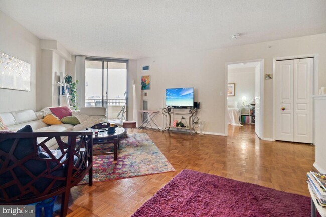 Foto del edificio - 7111 Woodmont Ave