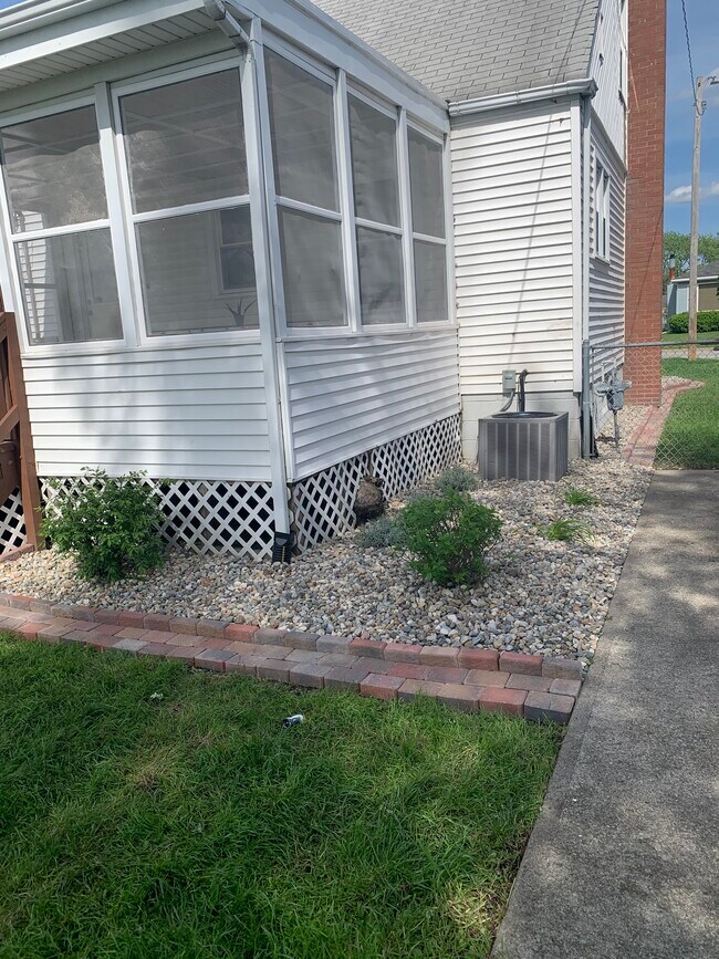 Building Photo - 7522 S McCook Ave