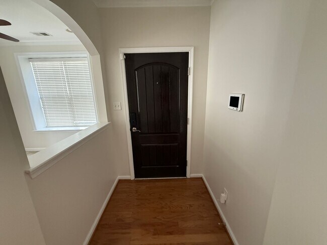 Foto del edificio - 2BR & 2BA Condo in Central Location w/Garage-Available 06/22/26