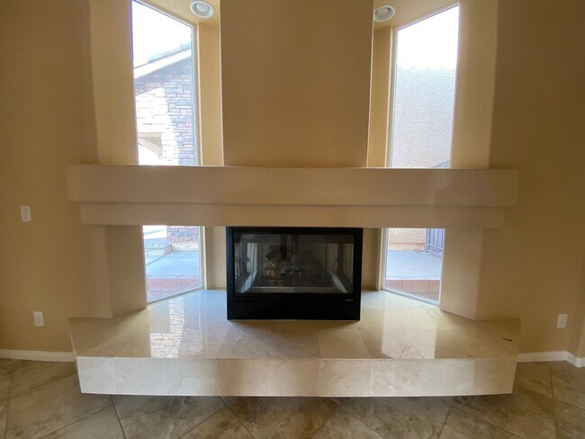 Foto del edificio - 5BD/3BA W/ 3CAR GARAGE LOADED WITH UPGRADES!