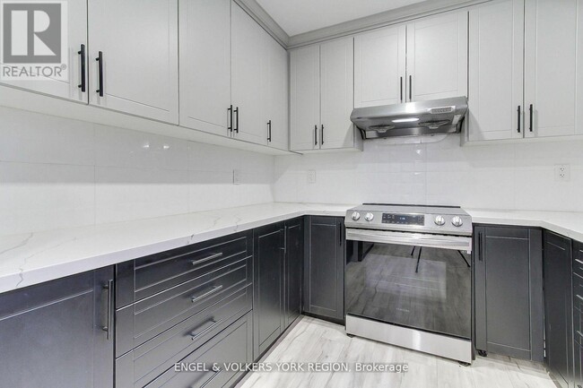 Building Photo - 4 Valley Point Cres