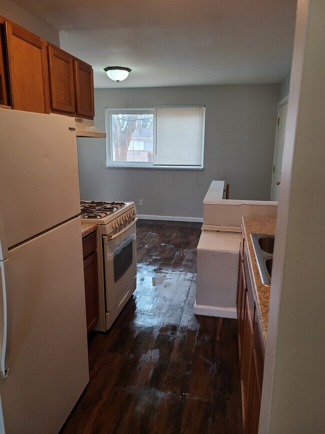 Kitchen - 10828 Linnell Dr