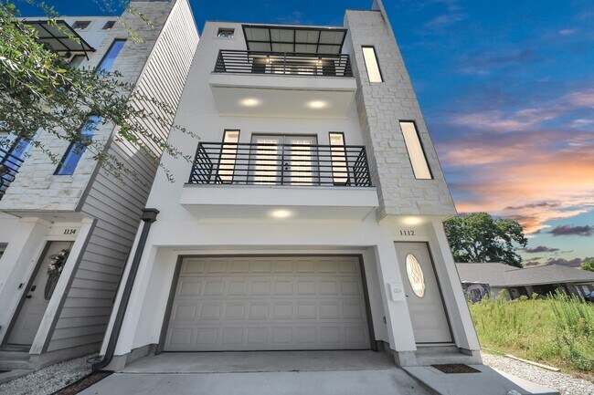 Building Photo - 1112 Amundsen St
