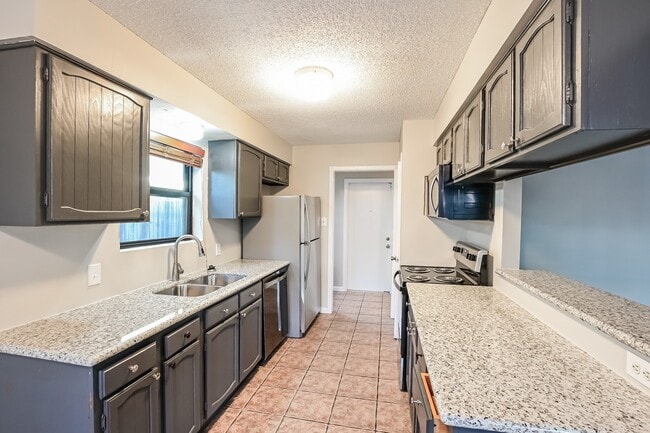 Foto del edificio - 6019 Coachgate Dr