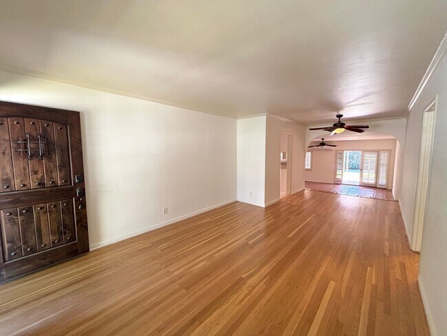 Building Photo - 2 Bedroom home located in Long Beach now available!