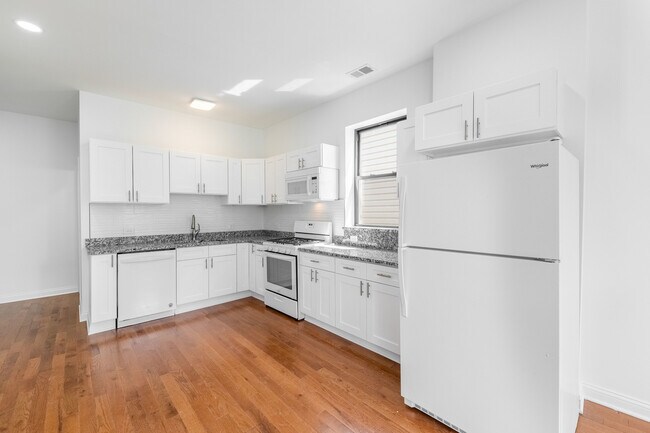 Building Photo - 914 W 19th Pl