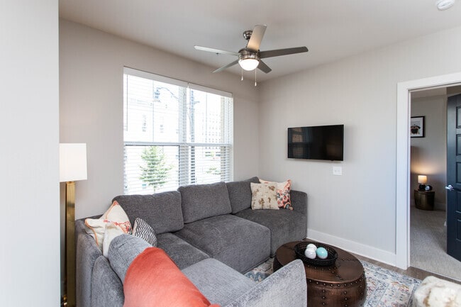2BR, 2BA - 1,031-1,089 SF - Stevie - Xander on State