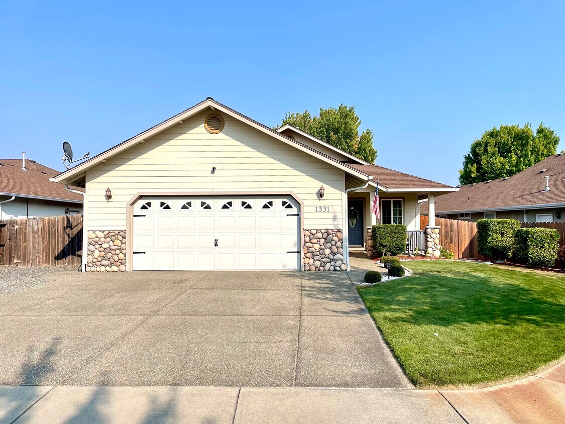 1331 SW Sturgeon Ct, Grants Pass, OR 97527 House Rental in Grants