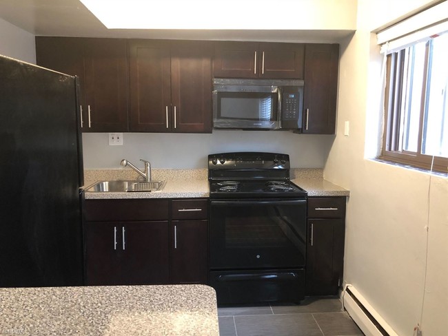 Building Photo - 1 br, 1 bath Apartment - Park Manor Apts B5