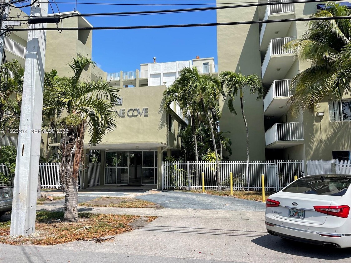 Foto principal - 665 NE 83rd Terrace