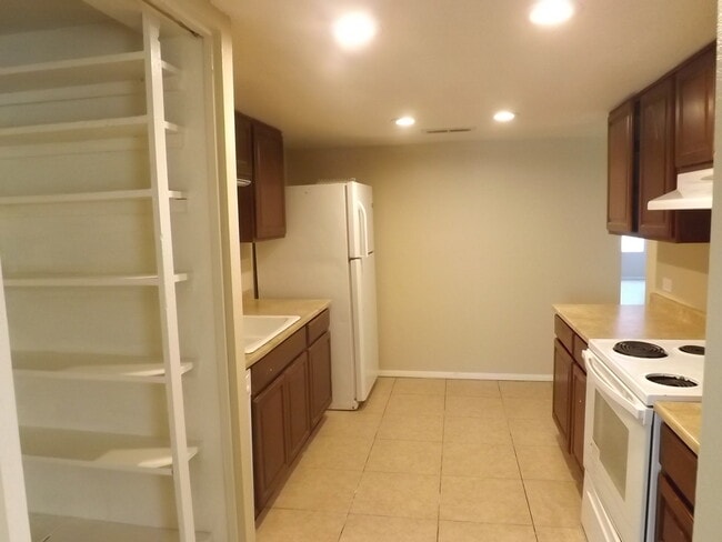 Building Photo - 5-Bedroom Home In Tempe