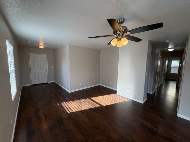 Foto del edificio - SW Visalia Home move in ready