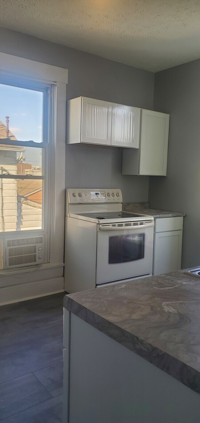 Estufa, refrigerador y unidad de aire acondicionado incluidos. - 131 S 7th St