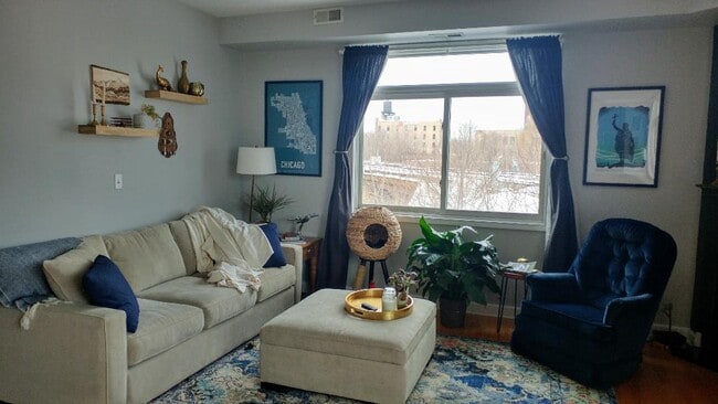 Photo - 680 N Green St Apartment