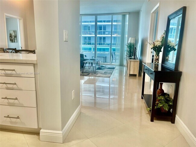 Building Photo - 1800 N Bayshore Dr