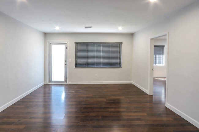 Building Photo - 6715 NE Miami Pl