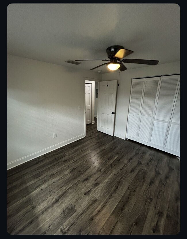 Building Photo - 2 Bedroom, 1 Bathroom Home!