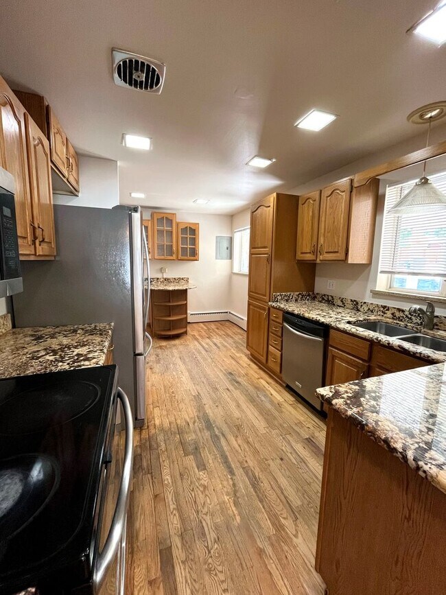 Building Photo - HUGE 4bd 4bth with Finished Basement and 2 Kitchens!!