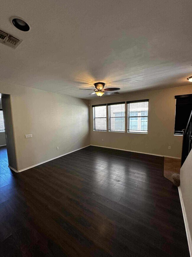 Building Photo - 1120 E Mt Shibell Dr