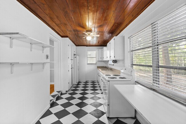 Building Photo - Lovely Three Bedroom Two Bath in NE Gaines...