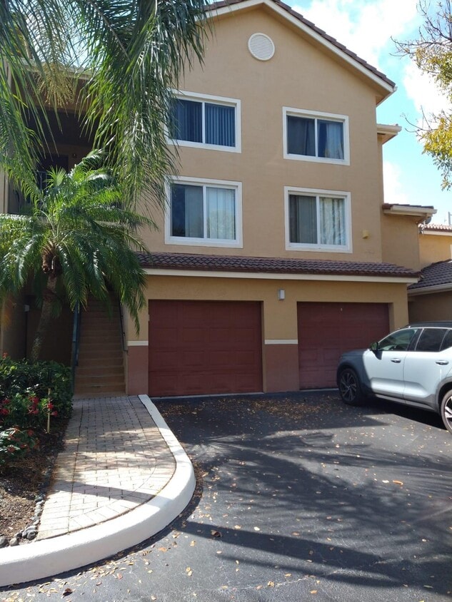 Primary Photo - 900 Scotia Dr