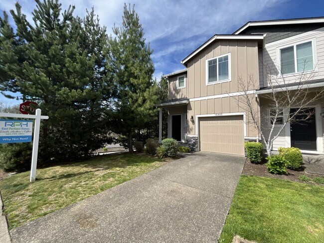 Foto del edificio - Stylish 3-Bedroom Bethany Residence with Open-Concept Living, Fenced Yard, and Attached Garage