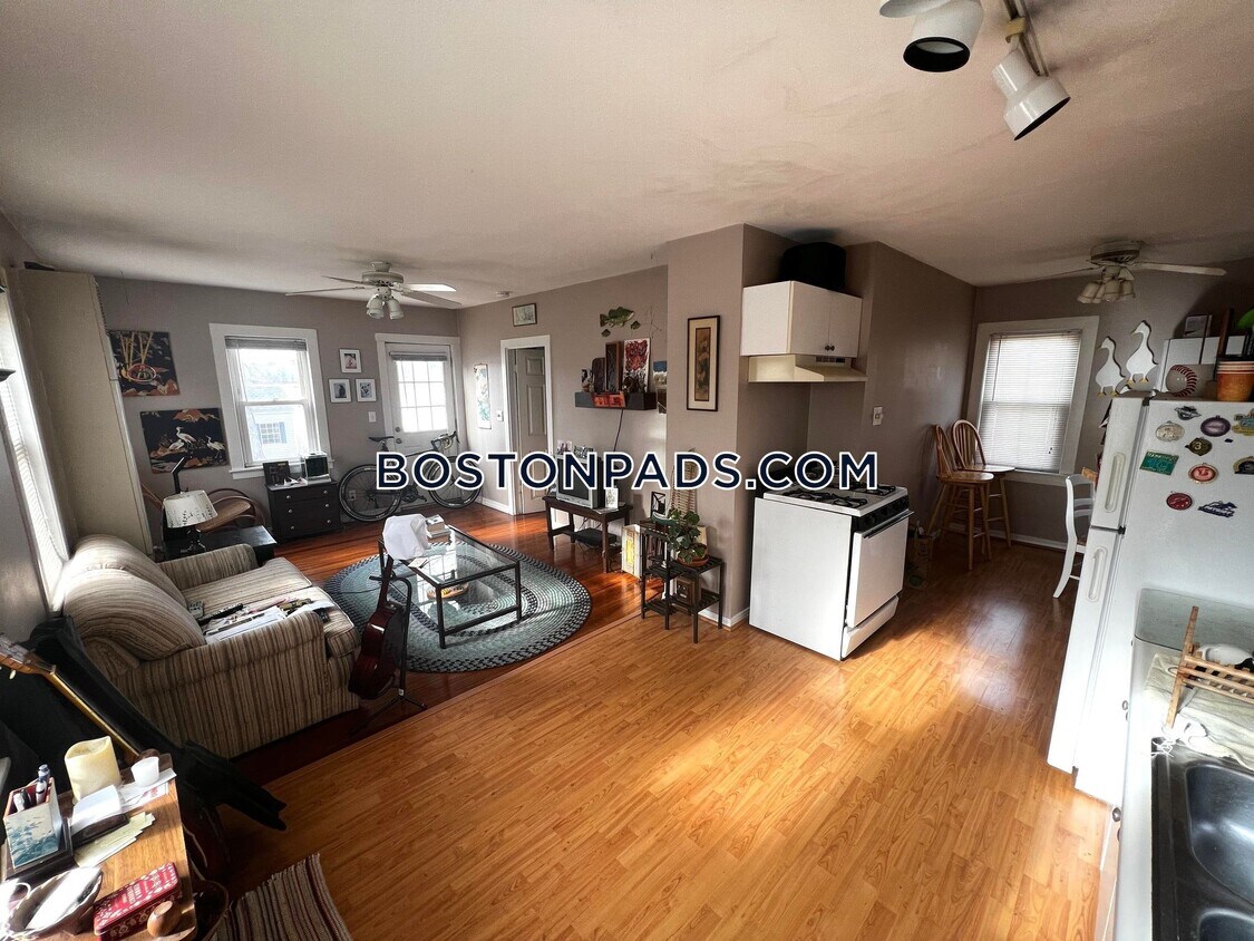 1 Batchelder Ave, North Reading, MA 01864 Room for Rent in North