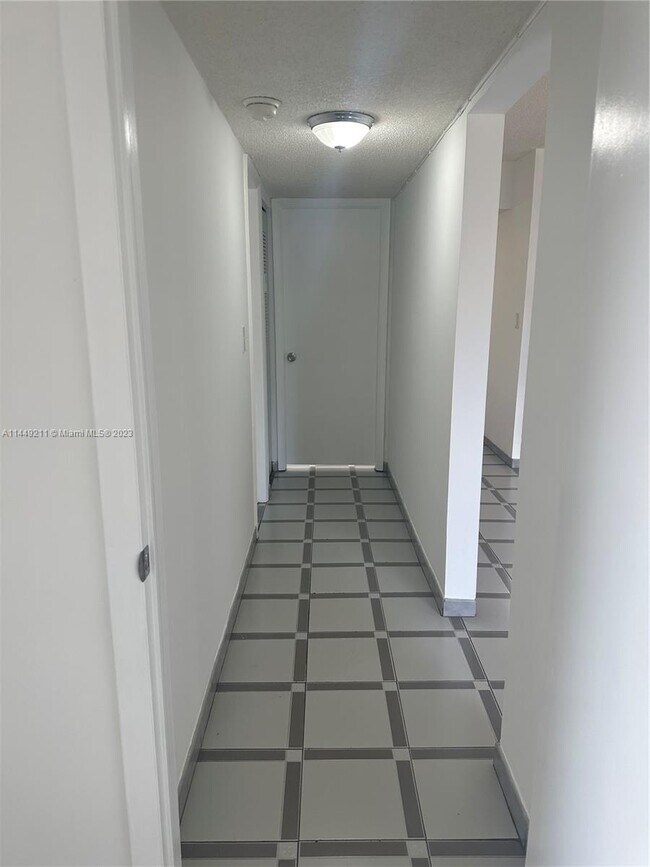 Foto del edificio - 8990 SW 24th St