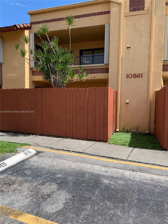 Foto del edificio - 10861 NW 7th St