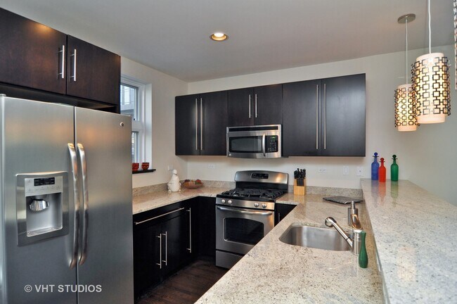 Building Photo - 7217 N Oakley Ave