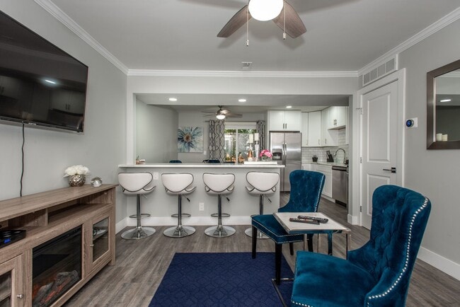 Building Photo - NEWLY RENOVATED 2BDRM TOWNHOMES