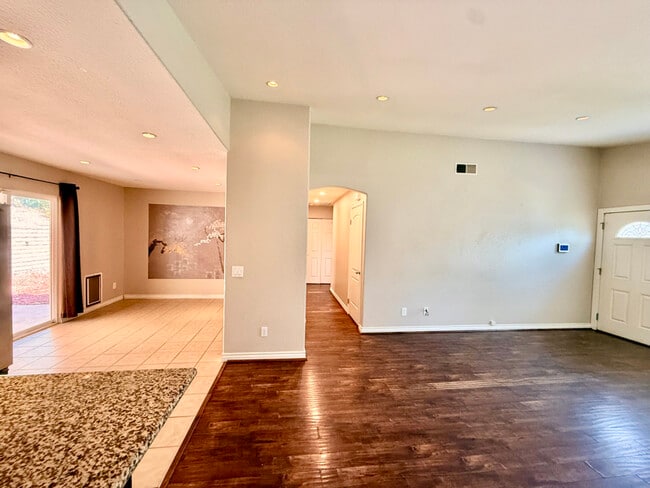 Foto del edificio - 932 Blossom Hill Dr