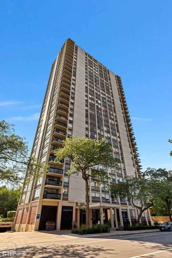 Foto principal - 1355 N Sandburg Terrace