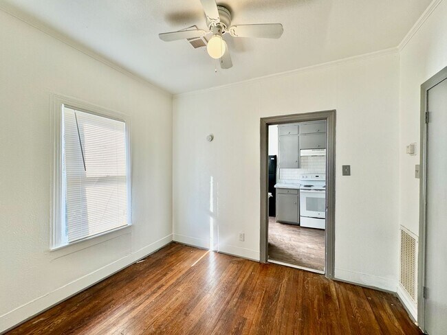 Building Photo - Cute 1/1 Duplex near Lakewood Shopping Center