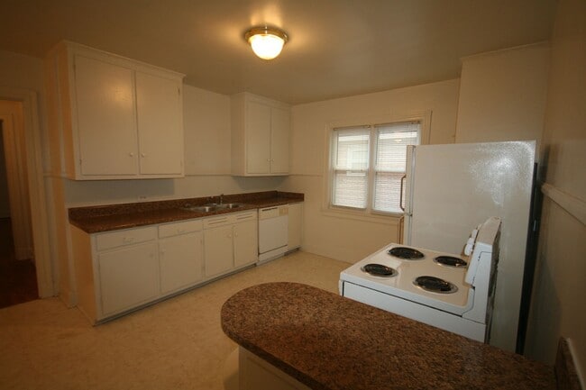 Building Photo - Spacious 2nd Floor Apartment - HUGE Kitchen - Between Duke West and Downtown