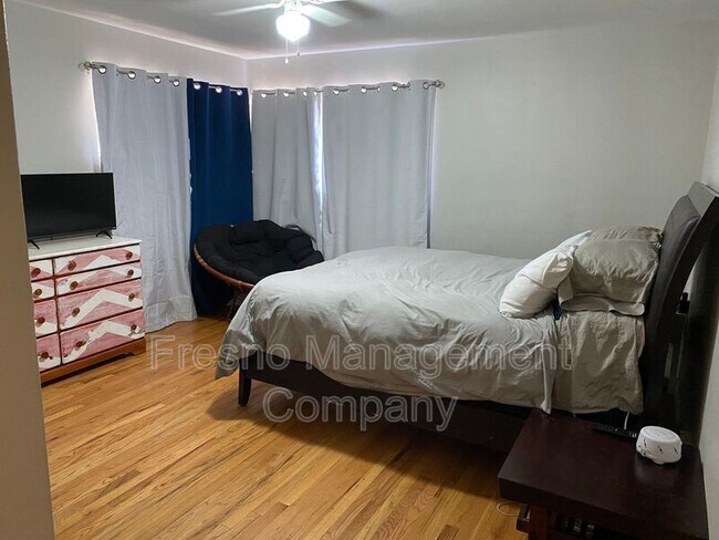 Building Photo - 2639 N Adoline Ave