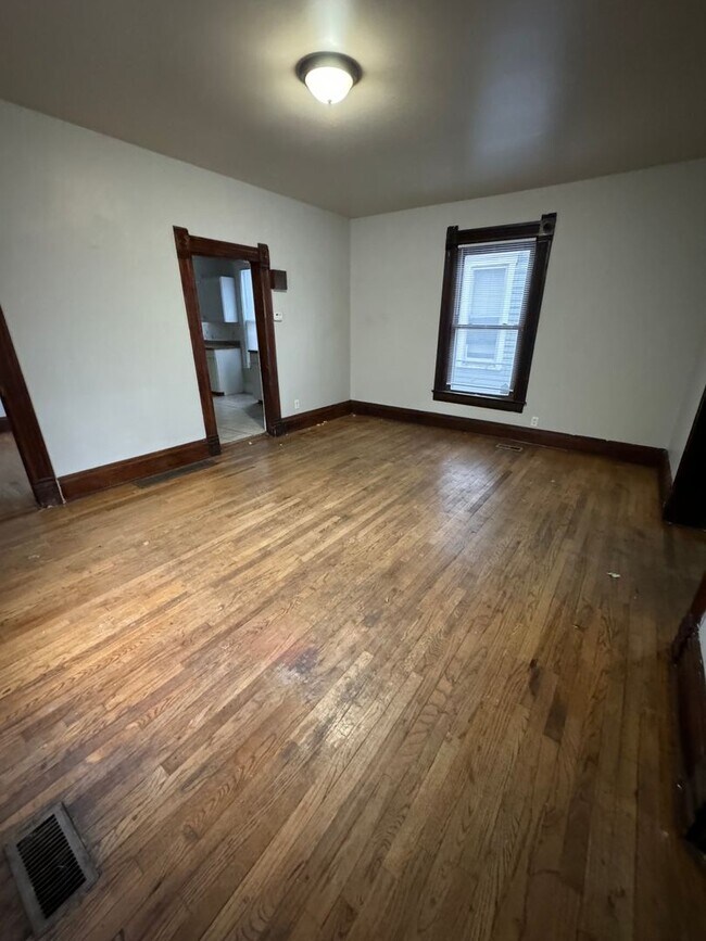 Building Photo - Beautiful 3 Bedroom Victorian!