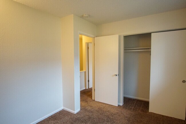 Foto del edificio - Nicely Renovated Townhome in Adorable Broo...