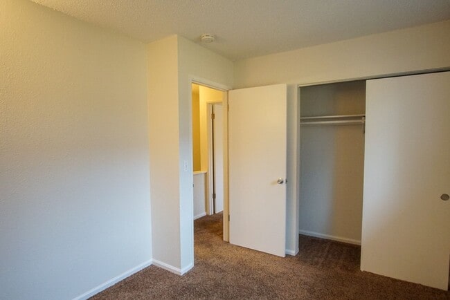 Building Photo - Nicely Renovated Townhome in Adorable Broo...