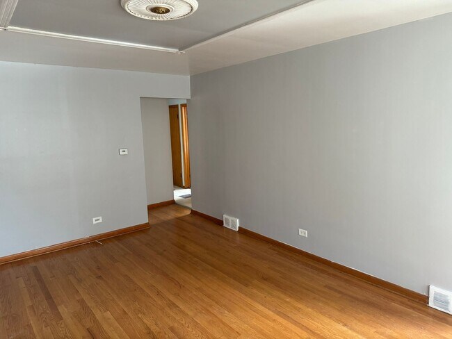 Building Photo - Newly Renovated 3 bedrrom 1.5 bathroom
