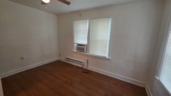 Building Photo - 815 N Brauer Ave