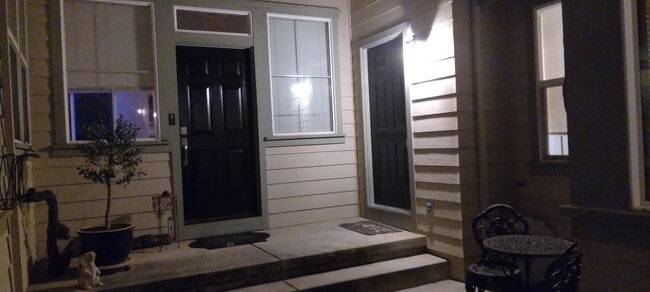 Courtyard/Separate front door - 418 Riesling St