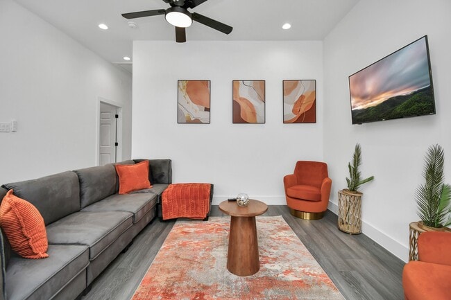 Building Photo - 4909 Higgins St