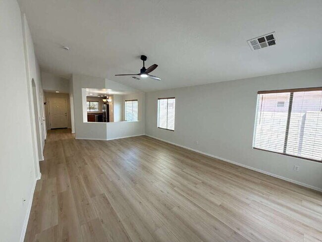 Foto del edificio - 44245 W Snow Dr
