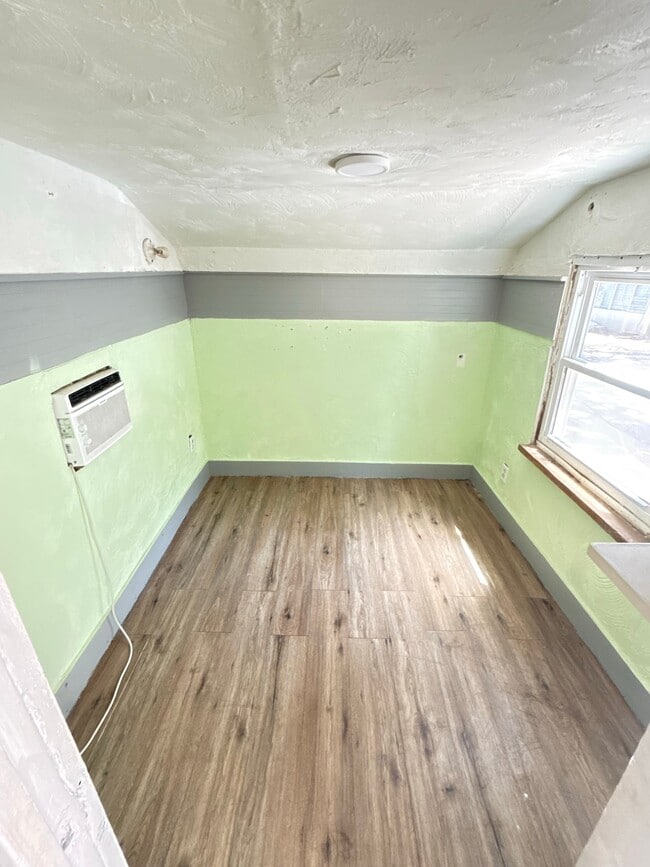 Building Photo - 622 N Beach St