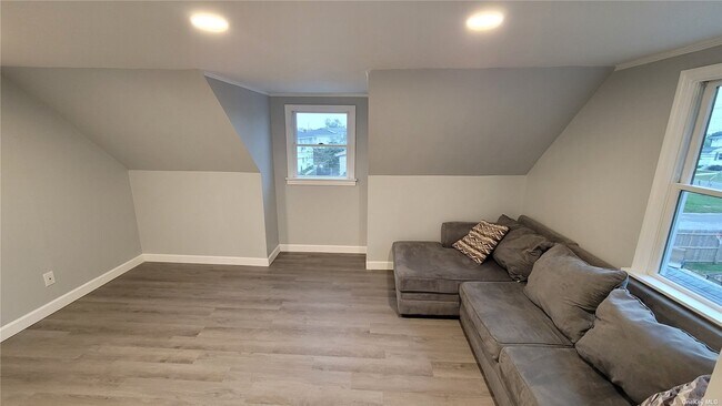 Building Photo - 146 W Hampton Rd