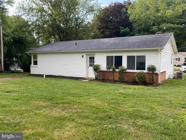 Building Photo - 405 Lake Dr